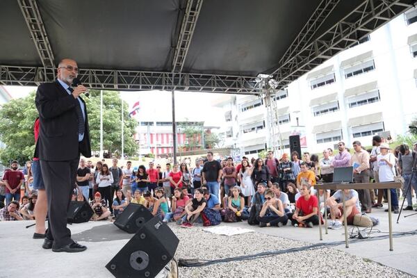 El rector de la Universidad Nacional, Alberto Salom, escucha las demandas de un grupo de estudiantes que se manifiestan frente al edificio de Ciencias Sociales. 