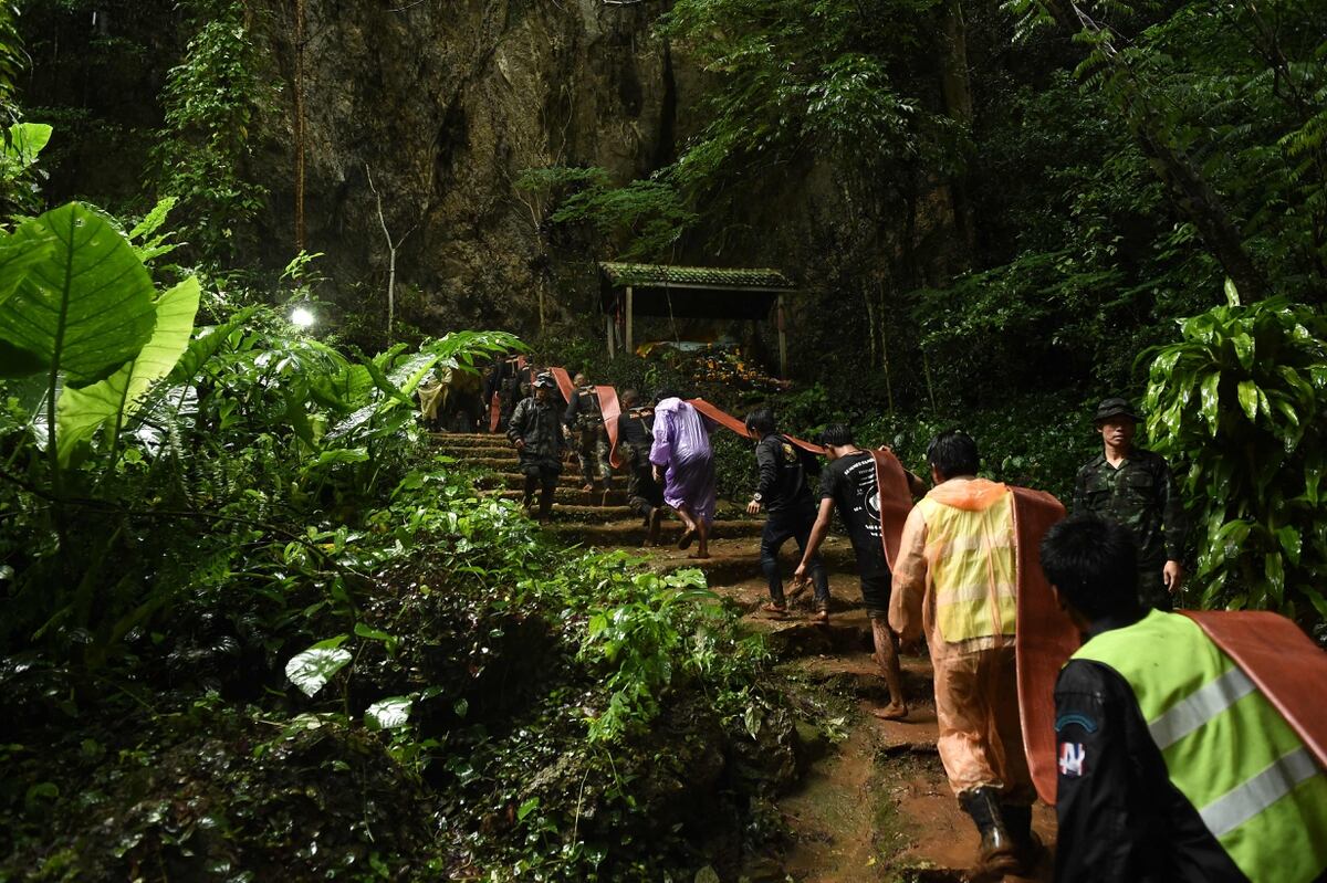 La lluvia frena la búsqueda de los niños atrapados en una cueva de Tailandia