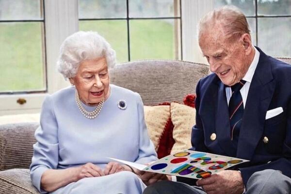 Esta es la última foto oficial para la que posaron la reina Isabel II y su esposo el príncipe Felipe, duque de Edimburgo. Foto: Twitter