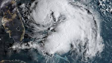 Tormenta se aleja de Bahamas, gana fuerza y podría ser huracán