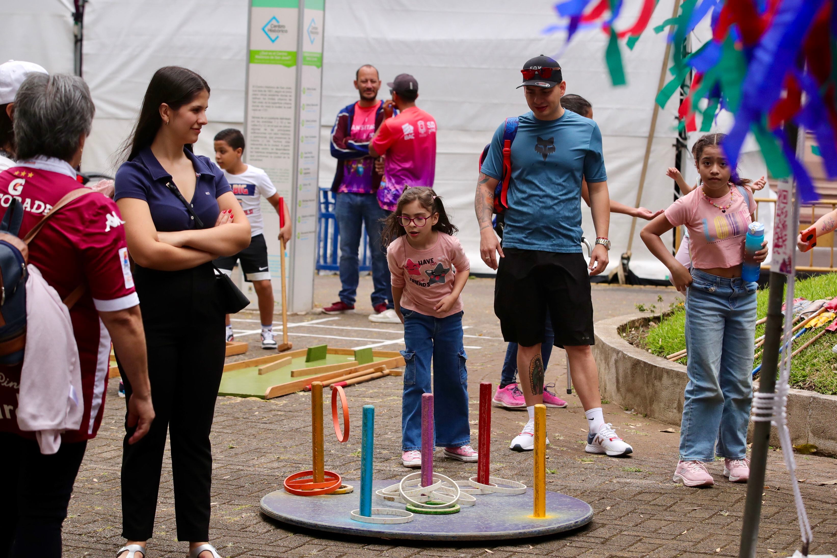 Familias y grupos de amigos disfrutaron de juegos al aire libre. Foto: Alonso Tenorio. Foto Alonso Tenorio