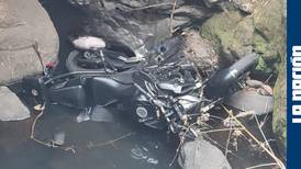 Motociclista derrapa y fallece al caer en río