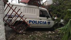 Policías ebrios chocan patrulla contra portón de vivienda en Goicoechea