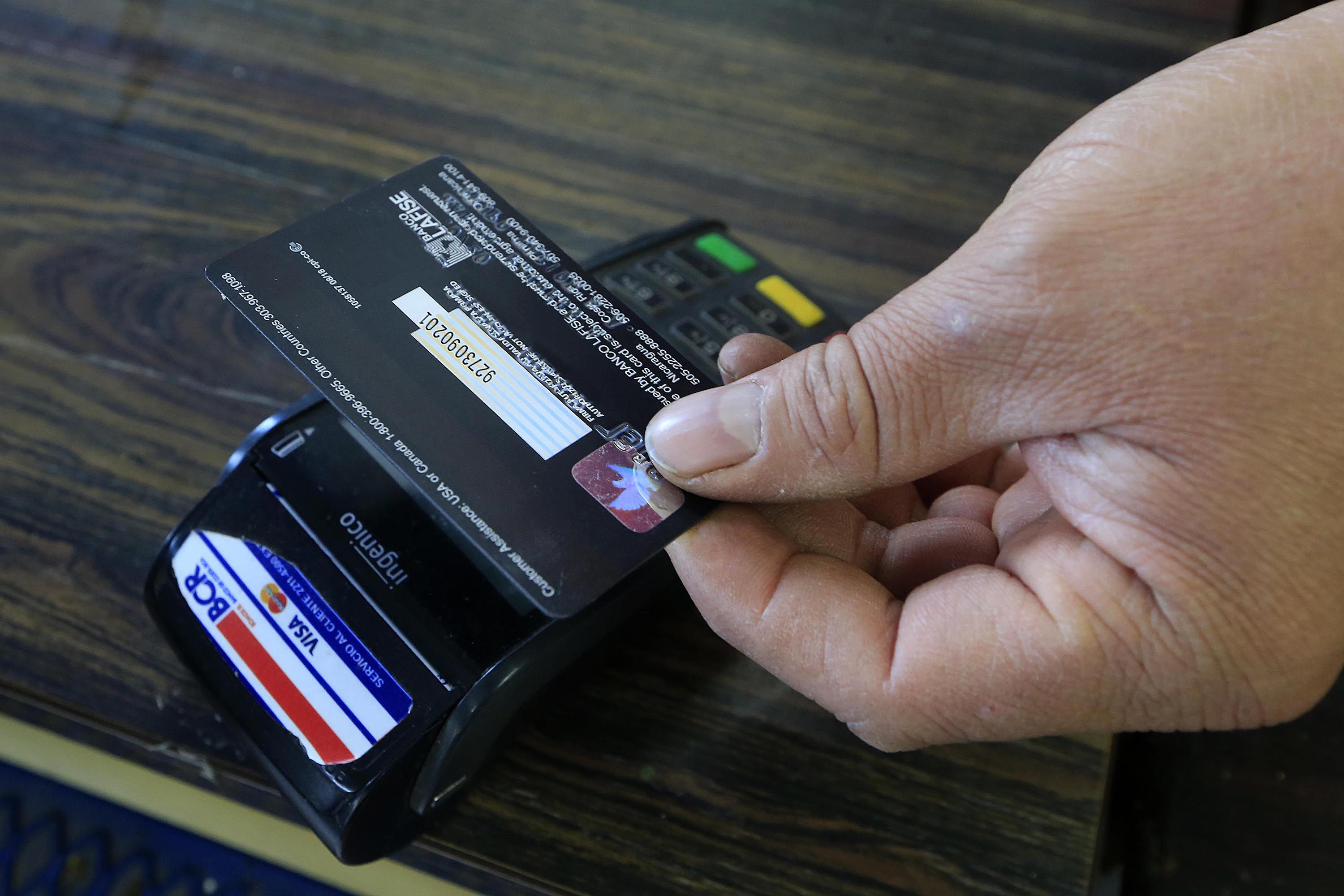El Banco de Costa Rica confirmó a 'La Nación' que actualmente el cobro de la comisión por el uso de tarjetas de débito se realiza de forma mensual, y su cargo es de $1.