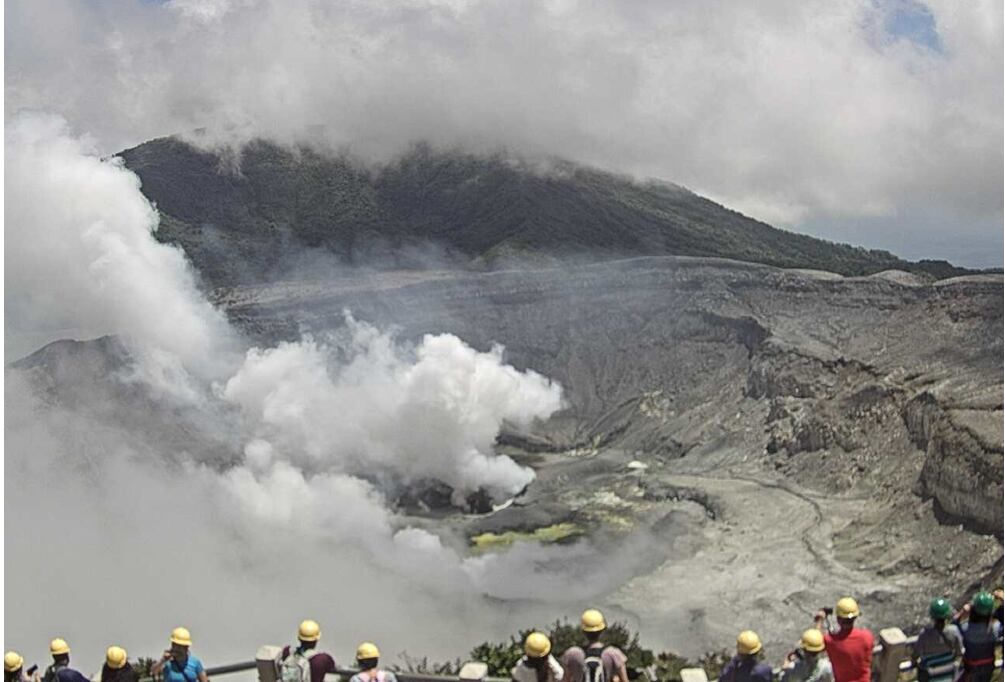 La mañana de este 23 de abril varios grupos de turistas observaron la efusiva emanación de gases que prevalece en el volcán Poás, el más activo del país. Foto: Ovsicori.