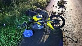 Motociclista muere al chocar contra poste en Upala