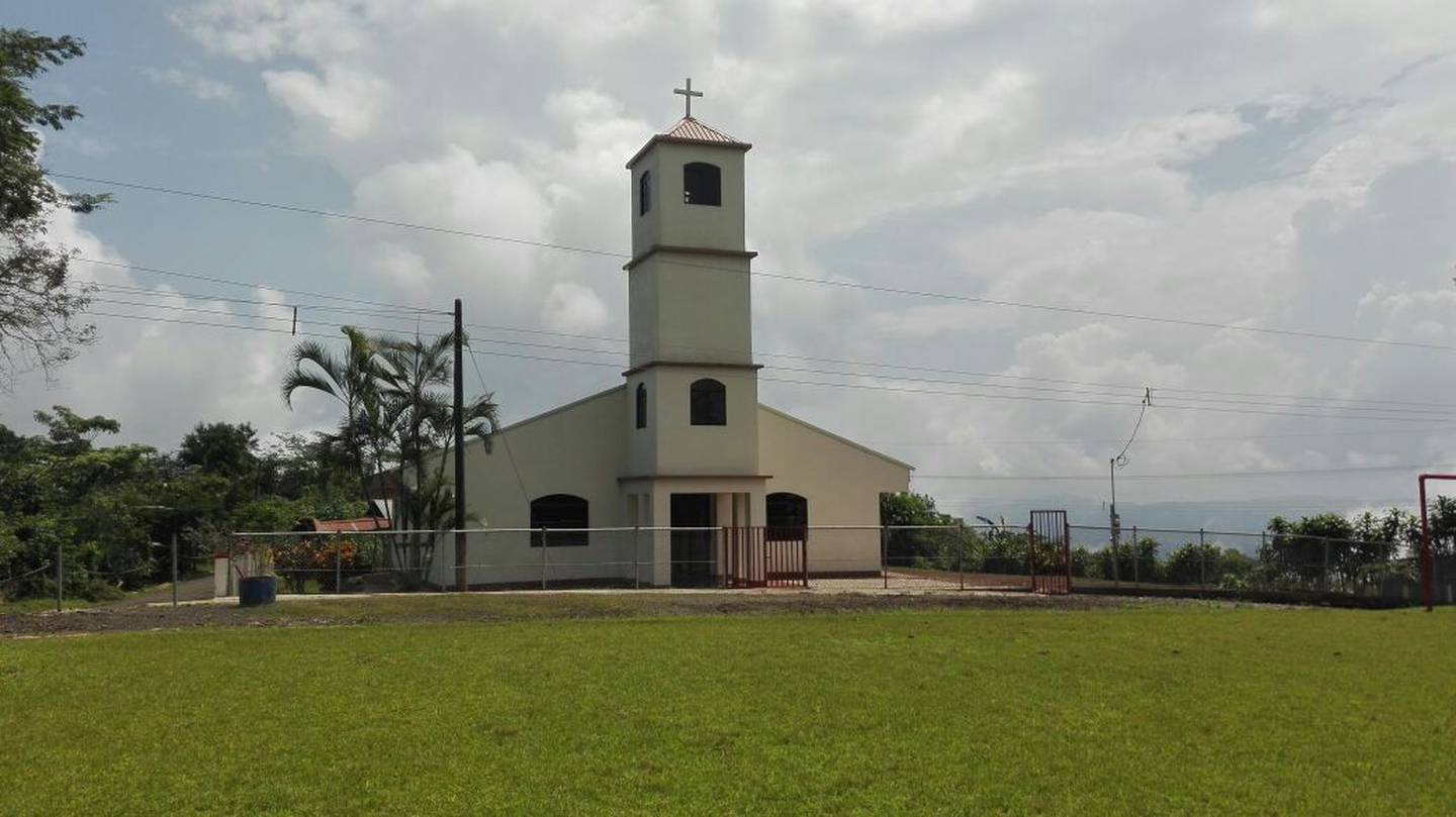 Así luce ahora la nueva iglesia de Bellavista, Nandayure, en el mismo sitio donde el terremoto acabó con la anterior.  Foto: Cortesía María Moreira.