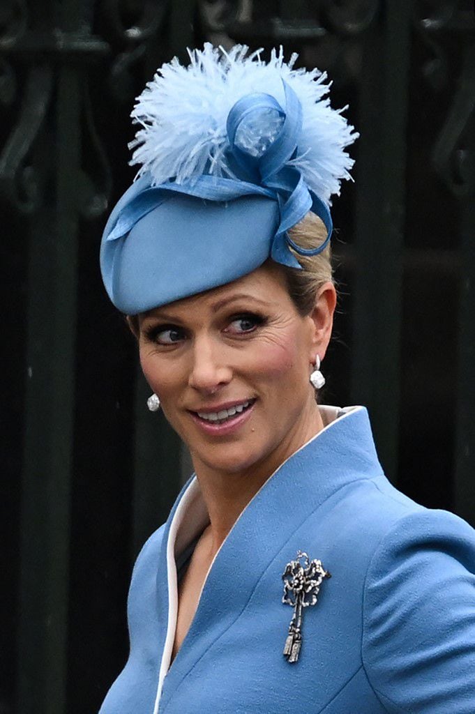 Zara Phillips, hija de la princesa Anne y sobrina del nuevo rey, optó por un vestido abrigo con cuello chimenea y un tocado floral, además de un broche del joyero de su madre.

