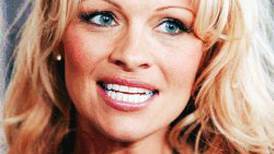 Pamela Anderson furiosa porque en una gala en beneficio de jóvenes se recogieron 100.000 euros para Notre Dame