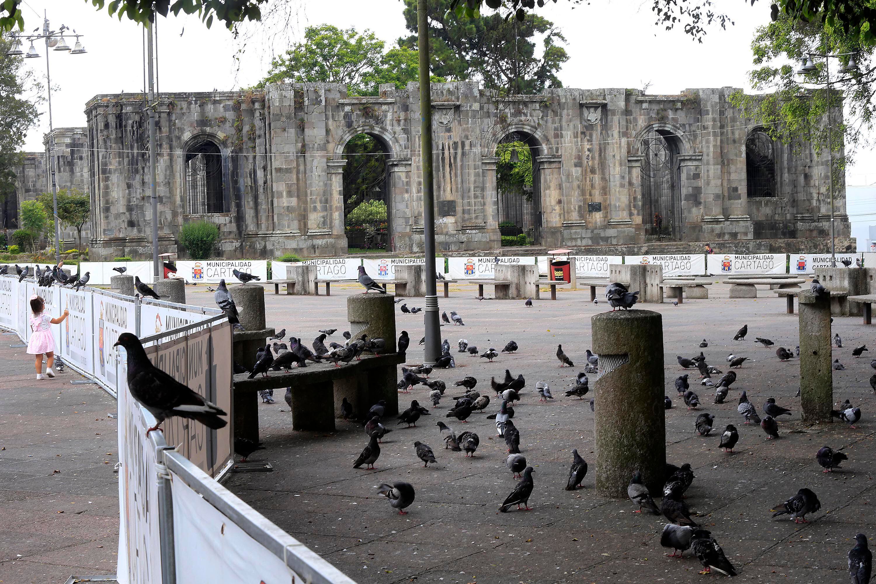 Cierre de parques para contener transmisión del virus. Imagen del 14 de mayo del 2020, en el centro de la ciudad de Cartago, frente a las ruinas. 