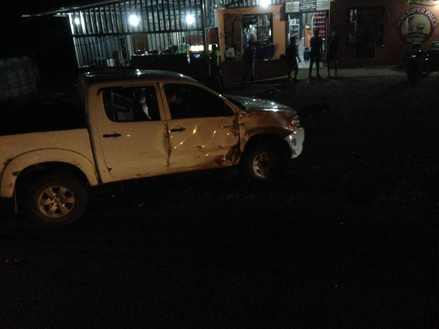 En Puerto Jiménez de Golfito un motociclista de 23 años murió al chocar contra este vehículo la noche del sábado. Foto: suministrada por Alfonso Quesada.