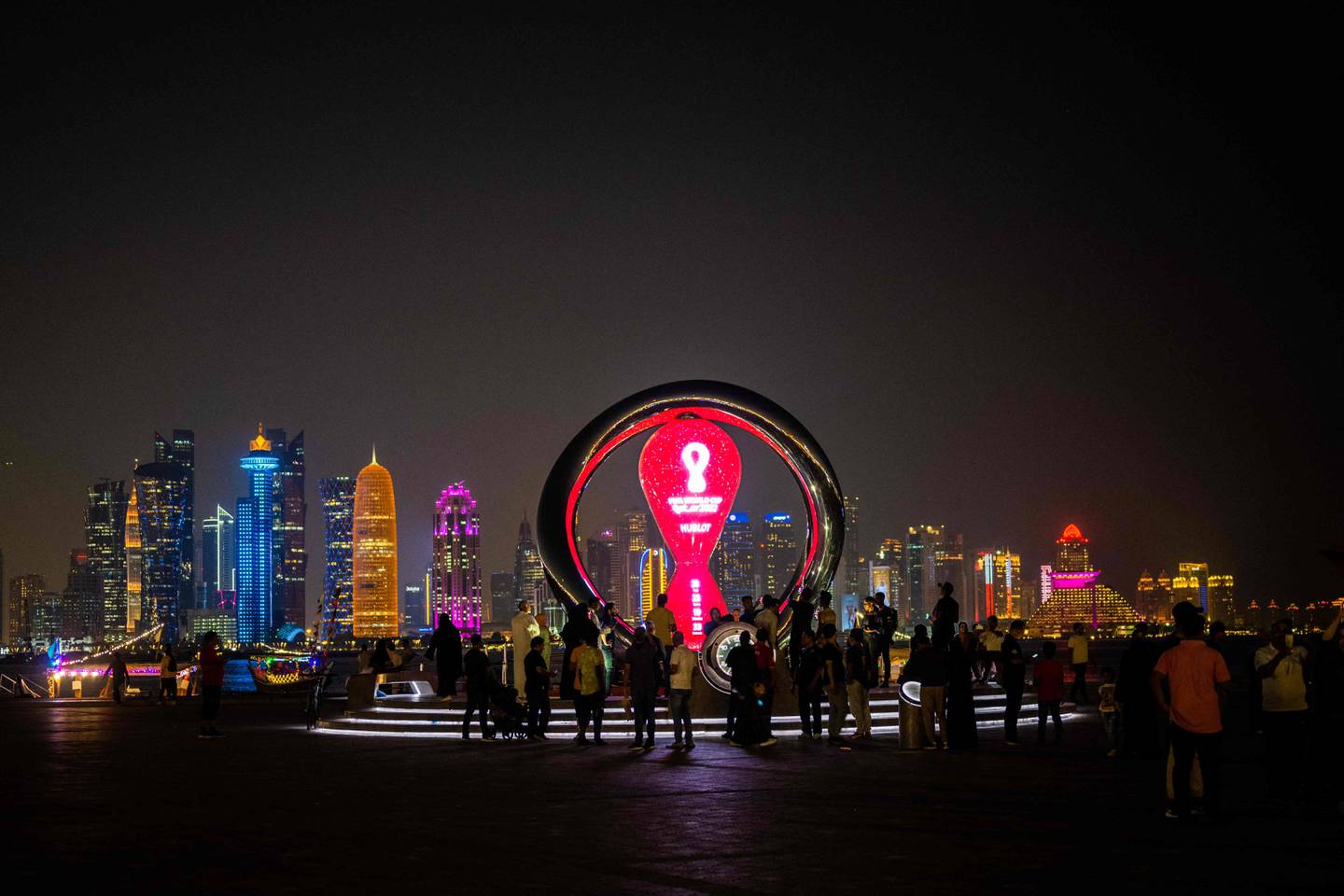 A que hora se hace de noche en qatar