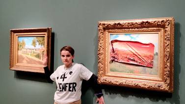 Activista es detenida por pegar un cartel en un cuadro de Monet en París