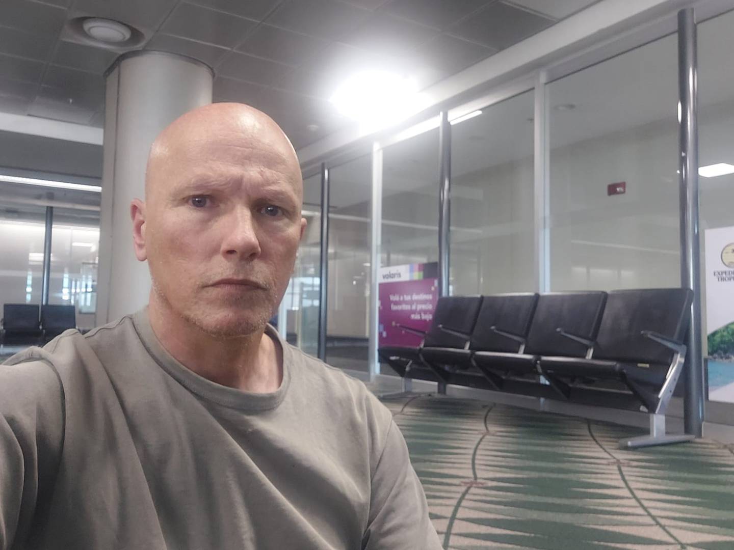 Karl Penhaul, periodista británico independiente, permanece aislado en una sala del aeropuerto Juan Santamaría, luego que le negaran el ingreso al país. Foto: Cortesía Karl Penhaul para LN