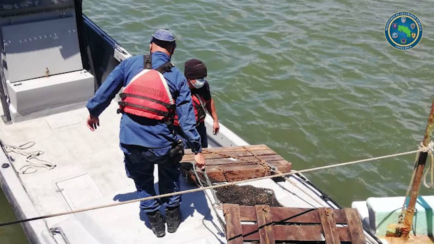 La rastra fue entregada por Guardacostas al Incopesca para proceder a su destrucción.  Se investiga si otros navíos usan esas artes de pesca que dañan los ecosistemas marinos. Foto: Cortesía MSP.