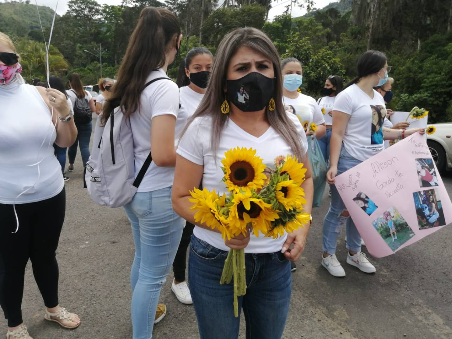 Una nueva marcha de apoyo a la familia de Allison Bonilla, se realizó ese domingo entre Cachí y Ujarrás de Paraíso. En la foto Yendry Vásquez, madre de la desaparecida. Foto: Keyna Calderón.