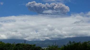 Volcán Turrialba lanzó rocas incandescentes a más de 500 metros de altura