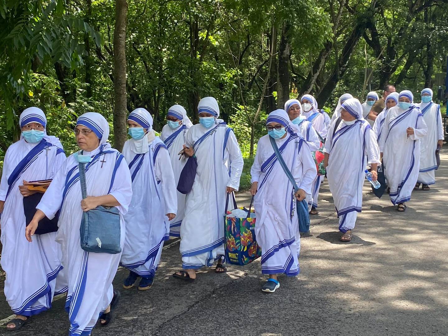 Dieciocho Hermanas de la Caridad de la Madre Teresa de Calcuta están realizando trámites migratorios, este 6 de julio, para ingresar a Costa Rica porque el dictador, Daniel Ortega, las expulsó de ese país