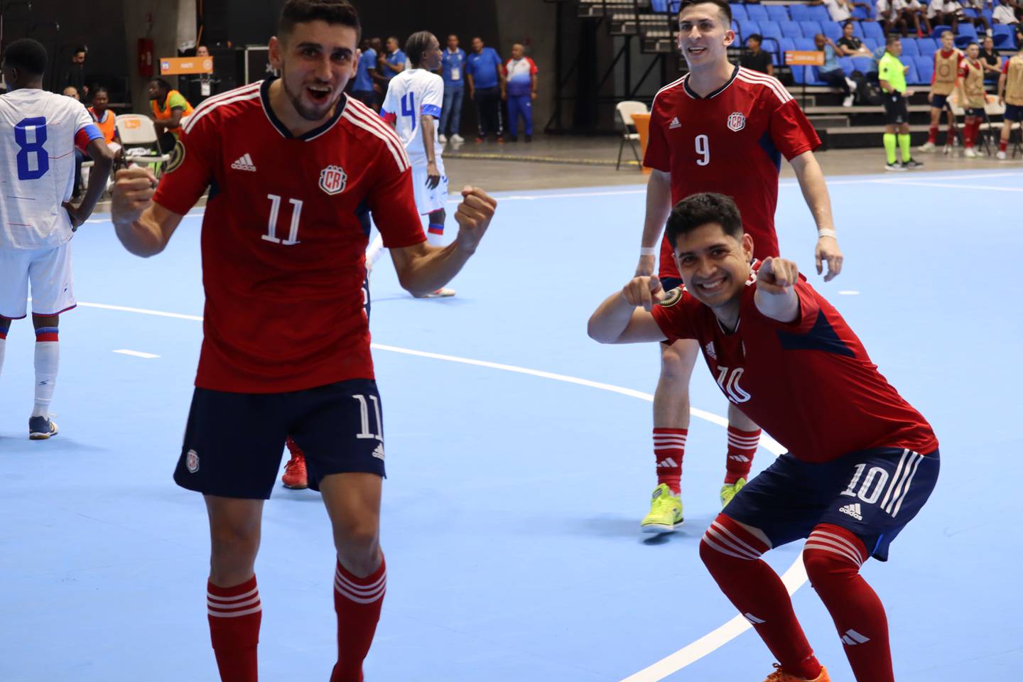 Daniel Gómez (11), Milinton Tijerino (10) y Pablo Rodríguez (9) festejan uno de los goles de la Selección de Costa Rica de futsal contra Haití.