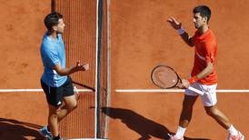 Dominic Thiem saca a Novak Djokovic de la final de Roland Garros