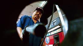 Aresep plantea al Gobierno quitar  tributo a combustibles