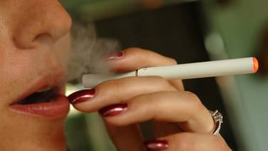  El éxito del   ‘e-cigarrillo’   lo  pone en mira del regulador 