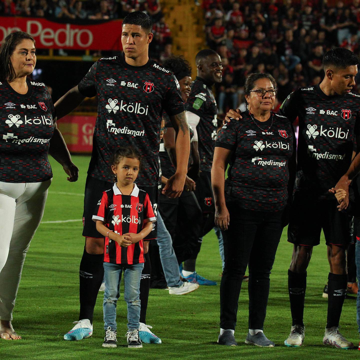 Alexis Gamboa estaba al lado de su mamá, Vielka Rojas; mientras que Carlos Martínez abrazaba a su madre, Marta Castro.