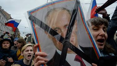 Funerales de opositor de Vladimir Putin dejan centenares de detenidos en distintas ciudades de Rusia