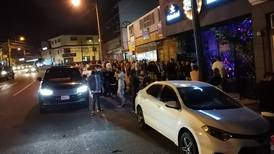 Policía atada de manos ante consumo de alcohol y tumultos en las afueras de bares