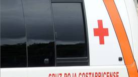 Aparatoso choque entre carro y buseta deja un fallecido en Alajuela