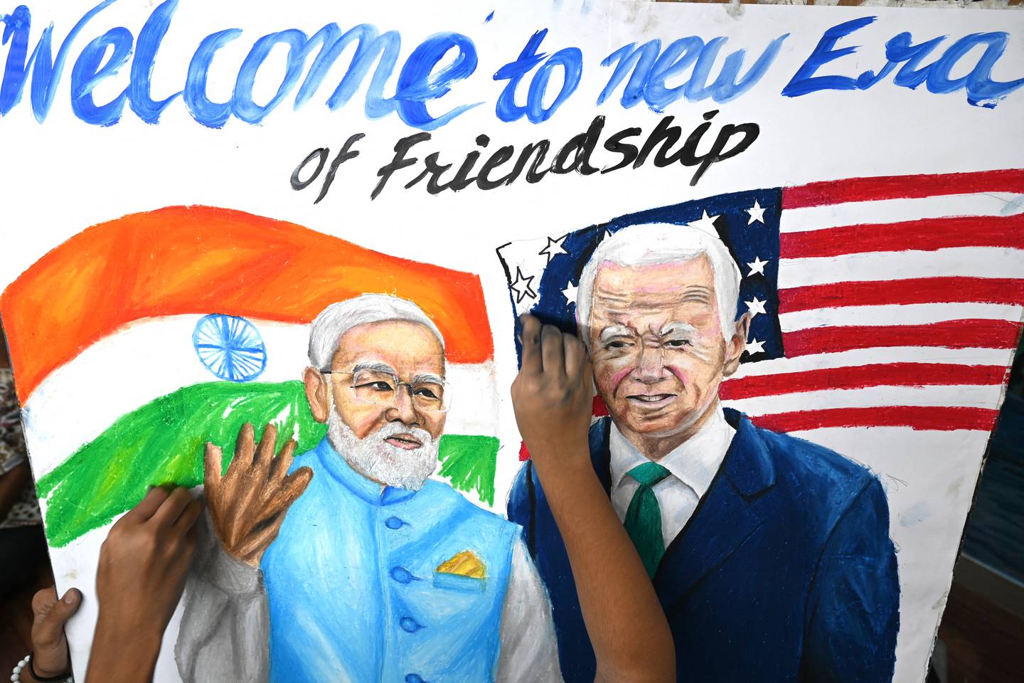 Los estudiantes dan los toques finales a una pintura del primer ministro de la India, Narendra Modi, y del presidente estadounidense, Joe Biden, en una escuela de arte en Mumbai
