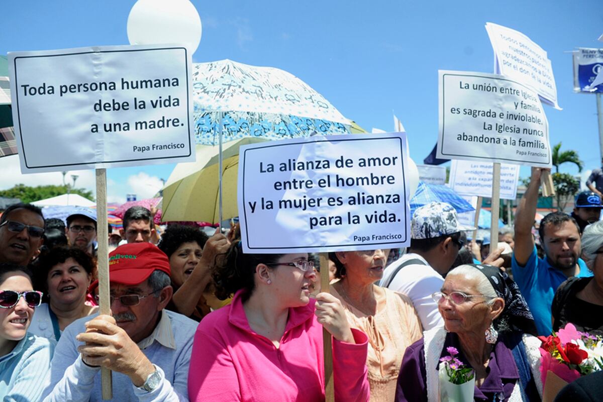 Mas De 1 000 Carteles Con Mensajes En Defensa De La Familia