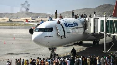 Avión militar que partió de Afganistán traía restos humanos en tren de aterrizaje