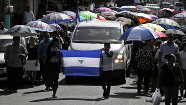 Nicaragüenses exigen justicia en entierro de opositor muerto en operativo policial