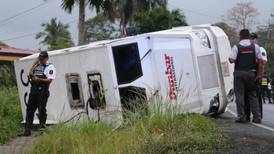 Choque entre camión remesero y motocicleta deja un fallecido en Guápiles