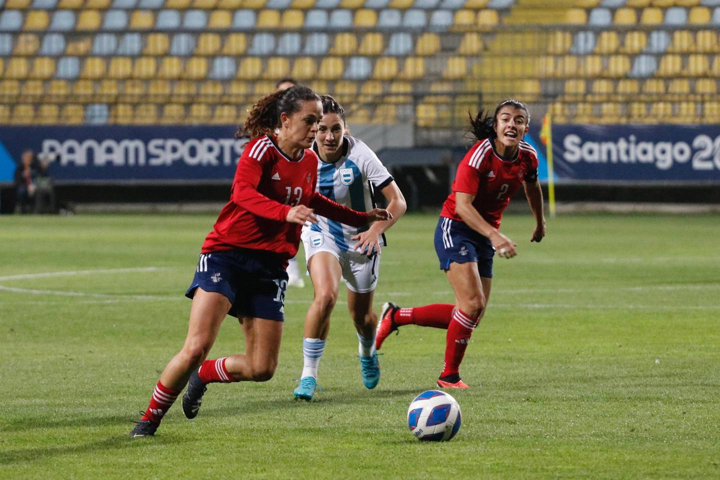 Emelie Valenciano y Gabriela Guillén se fueron dos de las jugadoras titulares con la Selección Femenina de Costa Rica en el partido ante Argentina, en los Juegos Panamericanos Santiago 2023.