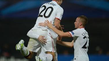 Manchester United remonta ante el Cluj con goles de Van Persie