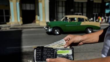 El dólar es un bien codiciado en Cuba; ‘si no tienes estás jodido’