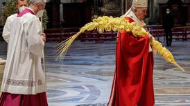 Papa Francisco celebra misa del Domingo de Ramos en presencia de unos pocos fieles