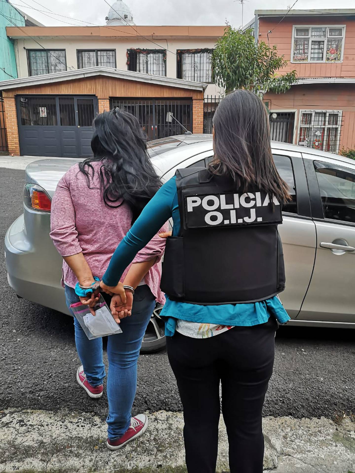 Dos mujeres están entre las cinco personas detenidas por hurtos en buses. Foto: Cortesía OIJ.