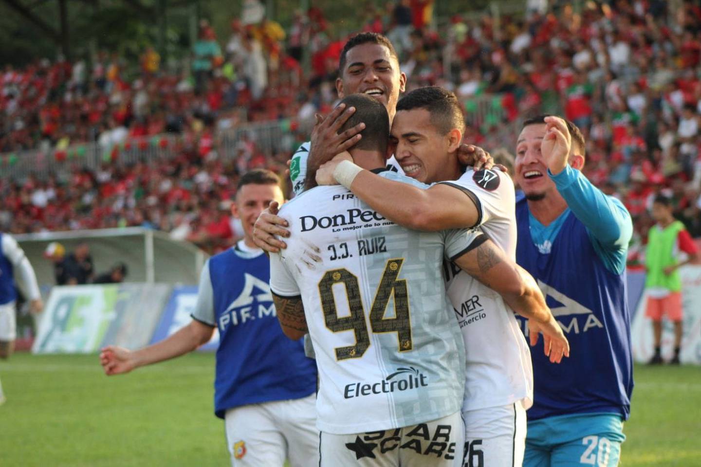 John Jairo Ruiz celebró el gol del gane con sus compañeros de Herediano. La victoria ante Guanacasteca fue crucial, en la lucha por clasificar en el Torneo de Apertura 2023.