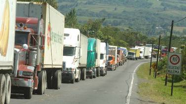 MOPT  prohíbe el ingreso de vehículos  pesados en  la capital
