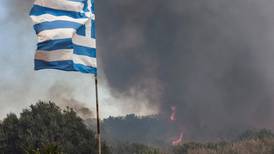 Bomberos de Grecia luchan por salvar un parque natural de las llamas