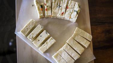¿Cómo seleccionar y mantener los quesos frescos para evitar intoxicaciones?
