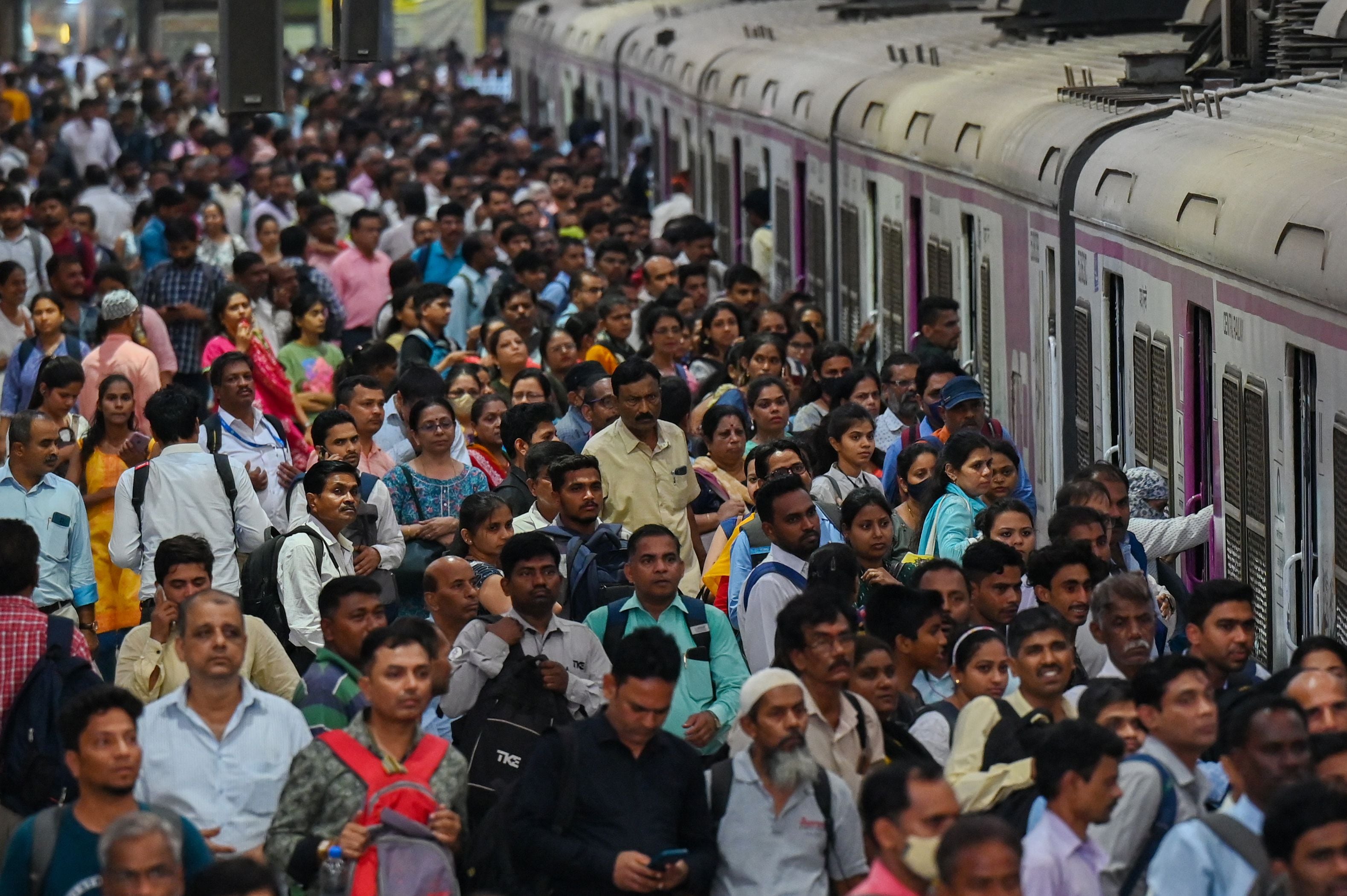 Численность народа индии. Население Индии 2023 численность населения. Индия люди. Жители Индии. Поезд в Индии.