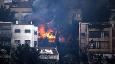 Incendio forestal azota Haifa, la tercera ciudad de Israel