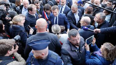 Emmanuel Macron pasa a la ofensiva de su campaña en tierras dominadas por Marine Le Pen 
