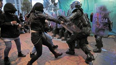 Alcaldesa de Bogotá pide perdón por brutalidad policial 
