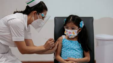 Vacuna contra covid-19 para niños de 6 meses a 4 años constaría de tres dosis