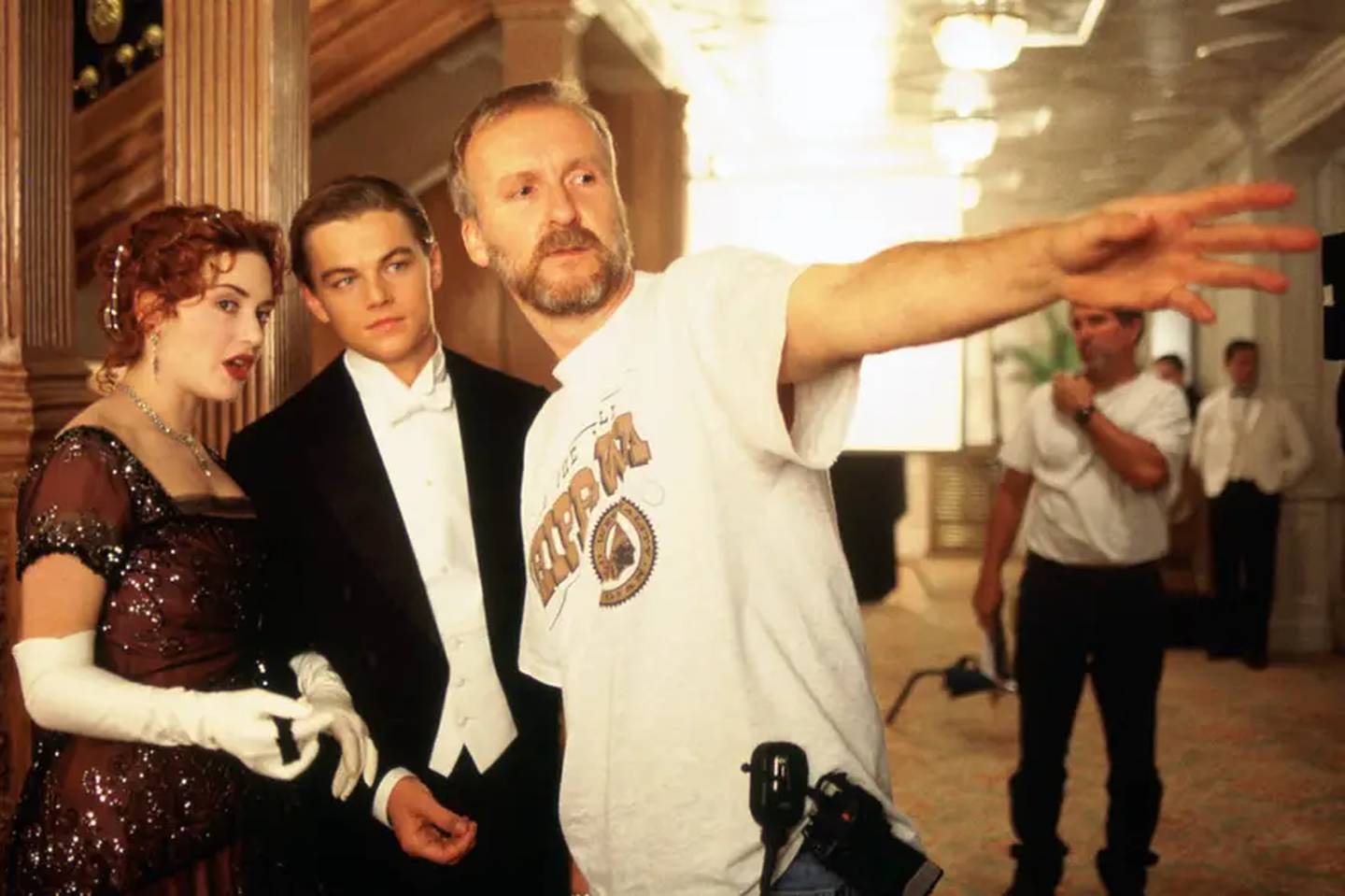 James Cameron, Leonardo DiCaprio y Kate Winslet durante la grabación del Titanic. A 27 años de su estreno, Cameron recuerda malentendido con DiCaprio